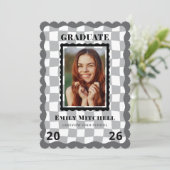 Invitation Black Checkered Grad Announcement with Photo (Debout devant)