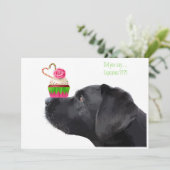 Invitation Black Lab Dog & Cupcake - fête d'anniversaire Amou (Debout devant)
