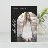 Invitation Black Minimal Elle L'A Fait Graduation Arch Photo (Debout devant)