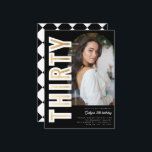 Invitation Black Modern Arch Photo TRENTE 30e fête d'annivers<br><div class="desc">Black Modern Arch Photo TRENTE 30e anniversaire de fête Invitation. Ce design élégant dispose d'un arrière - plan noir qui peut être changé à n'importe quelle couleur, un espace réservé photo en arc que vous pouvez facilement remplacer par votre propre, 'TRENTE' en caractères sans-serif gras avec fausse feuille d'or en...</div>