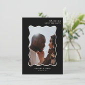 Invitation Black Modern Wavy Photo Mariage Enregistrer La Dat (Debout devant)