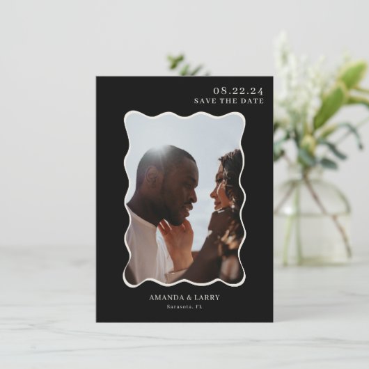 Invitation Black Modern Wavy Photo Mariage Enregistrer La Dat (Debout devant)