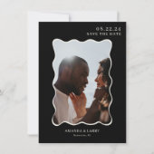 Invitation Black Modern Wavy Photo Mariage Enregistrer La Dat (Devant)