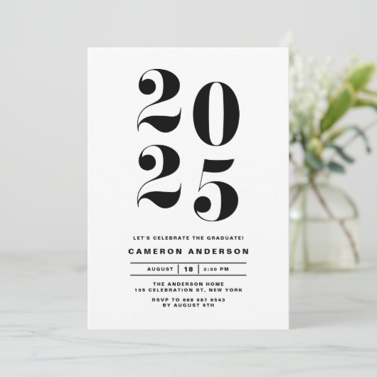 Invitation Black Retro Bold Typographie 2024 Graduation (Debout devant)