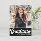 Invitation Black Retro Bold Typographie Graduation (Debout devant)