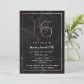 Invitation Black & Rose Gold Marbled 16e anniversaire Invitat (Debout devant)