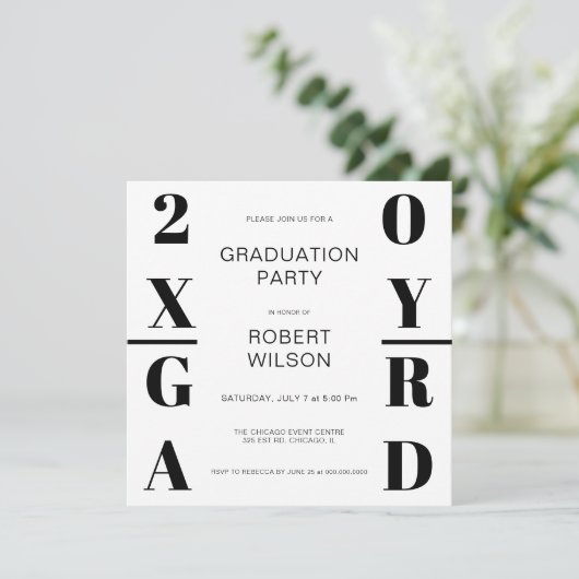 Invitation Black White Bold Typographie Graduation Party Invi (Debout devant)
