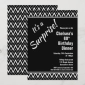 Invitation Black White Chevron Surprise 60e Anniversaire Dîne (Devant / Derrière)