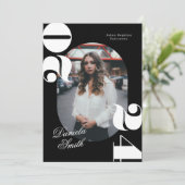 Invitation Black & White Modern Bold Classe de 2024 Graduatio (Debout devant)