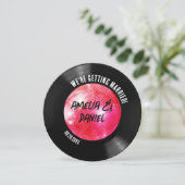 Invitation Black White Vinyl Record rose Disco Mariage (Debout devant)