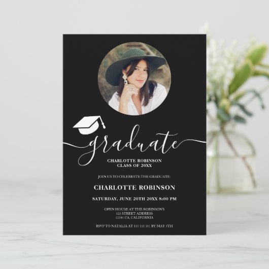 Invitation Blancs noir script photo graduation (Debout devant)