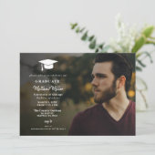 Invitation Blancs simple Casquette Classy Photo Graduation (Debout devant)