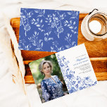 Invitation Bleu Blanc Chinoiserie Femmes 40e anniversaire Pho<br><div class="desc">Ce design d'inspiration chinoiserie présente d'élégants fleurons botaniques et une verdure en bleu et blanc délicieux. Personnalisez l'invitation avec vos détails et si vous voulez réorganiser le style et le placement du texte,  veuillez appuyer sur le bouton "Cliquez pour customiser plus loin".</div>