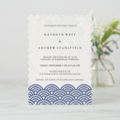 Invitation Bleu + Blanc Stylisé Vagues Elégante Plage Mariage (Debout devant)