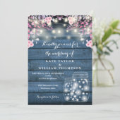 Invitation Bleu Bois Chaîne Lumières Mason Jars Floral Mariag (Debout devant)