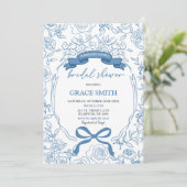 Invitation Bleu Chinoiserie Bow Fête des mariées florale (Debout devant)