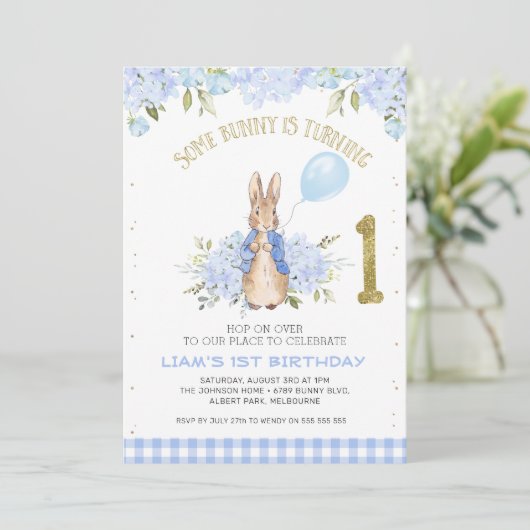 Invitation Bleu clair Pierre Rabbit 1er anniversaire (Debout devant)