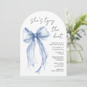 Invitation Bleu Coquette Bow Aquarelle Arche Fête des mariées (Debout devant)