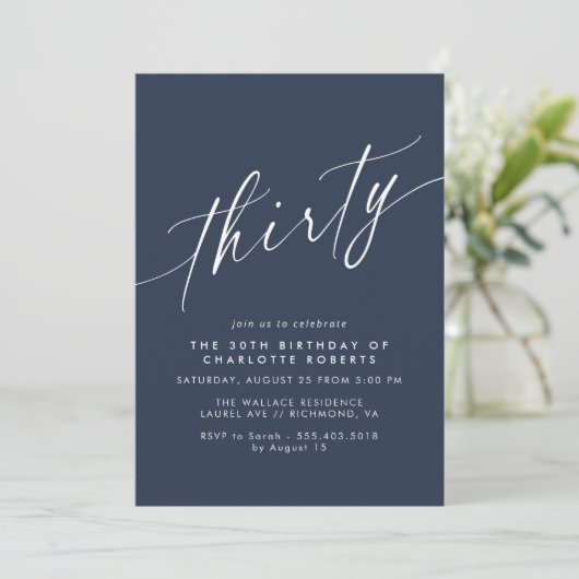 Invitation Bleu de marine moderne | Script simple 30e anniver (Debout devant)
