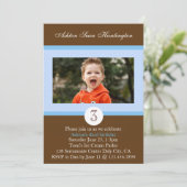 Invitation bleu de photo d'anniversaire de point (Debout devant)