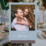 Invitation Bleu Dusty Élégant Script Numéro de tableau photo<br><div class="desc">Ces élégants caractères bleu foncé signature manuscrits à double face de numéros de table photo sont parfaits pour toutes les célébrations. Conçu par Thisisnotme©</div>