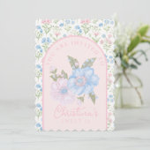 Invitation Bleu et rose Grandmillennial Floral Sweet 16 (Debout devant)