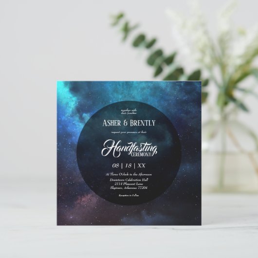 Invitation Bleu étoilé foncé Nebula moderne à la main (Debout devant)