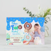 Invitation bleu glaçage deux doux garçon beigne anniversaire (Debout devant)