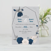 Invitation bleu marine et fleurs blanches mariage géométrique (Debout devant)