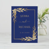 Invitation Bleu Marine | Mariage de feuillage d'Eucalyptus d' (Debout devant)