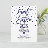 Invitation Bleu marine moderne écriture Sweet 16 Seize (Debout devant)