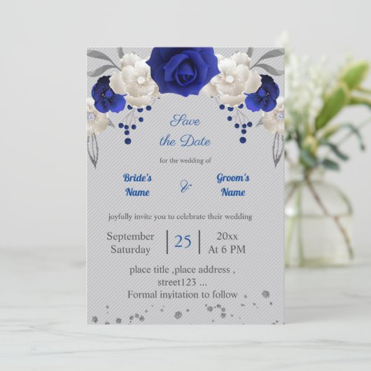 Invitation bleu royal fleurs blanches gris feuilles enregistr (Debout devant)