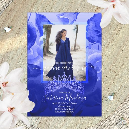 Invitation Bleu royal, Roses blanches, Topaz Tiara Quinceaner