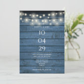 Invitation Bleu Rustique Bois Chaîne Lumières Mariage Date (Debout devant)