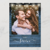 Invitation Bleu Rustique Bois Chaîne Lumières Numéro de la ta (Dos)