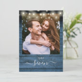 Invitation Bleu Rustique Bois Chaîne Lumières Numéro de la ta (Debout devant)