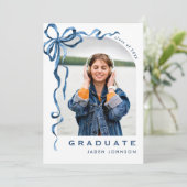 Invitation Bleu tendance Ruban Bow 4 PHOTO Graduation Party (Debout devant)