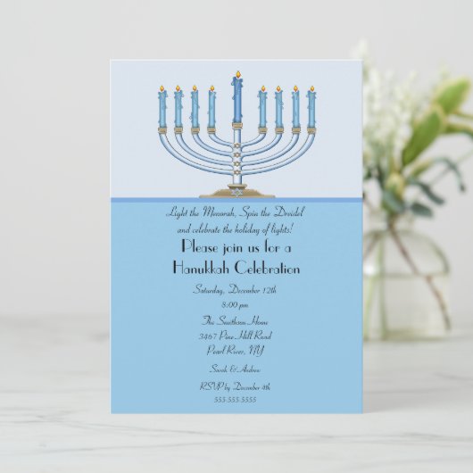 Invitation bleue de célébration de Menorah (Debout devant)