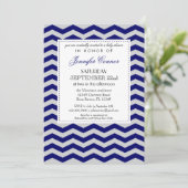 Invitation bleue de l'Elegant Chevron Baby shower  (Debout devant)