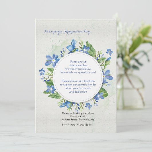 Invitation bleue de violettes (Debout devant)