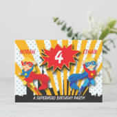 Invitation Blonde de l'anniversaire | de super héros de (Debout devant)