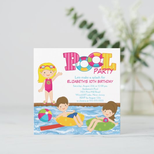 Invitation blonde de réception au bord de la (Debout devant)