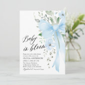 Invitation Blue Bow Baby in Bloom Floral Boy Baby shower (Debout devant)