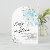 Invitation Blue Bow Baby in Floral Arch Baby shower (Debout devant)