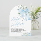 Invitation Blue Bow Baby in Floral Boy Arch Baby shower (Debout devant)