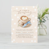 Invitation Blue Bow Coffee Baby Is Brewing Boy Baby Shower (Debout devant)