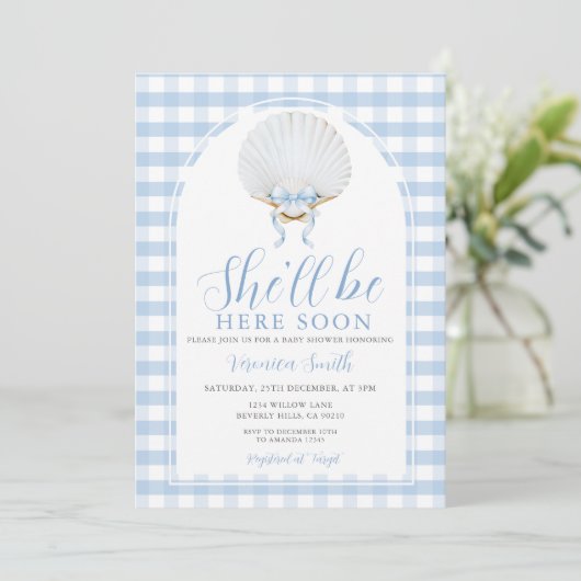 Invitation Blue Bow She'll Be Here Soon Sea Shell Baby Shower (Debout devant)