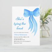 Invitation Blue Bow She's Tying the Knot Bridal Shower  (Debout devant)