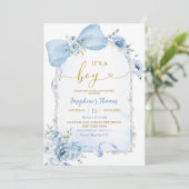 Invitation Blue Floral Coquette Bow C'est un Baby shower garç (Debout devant)