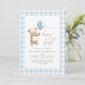 Invitation Blue Gingham Teddy Bear Balloon Boy 1st Birthday (Debout devant)